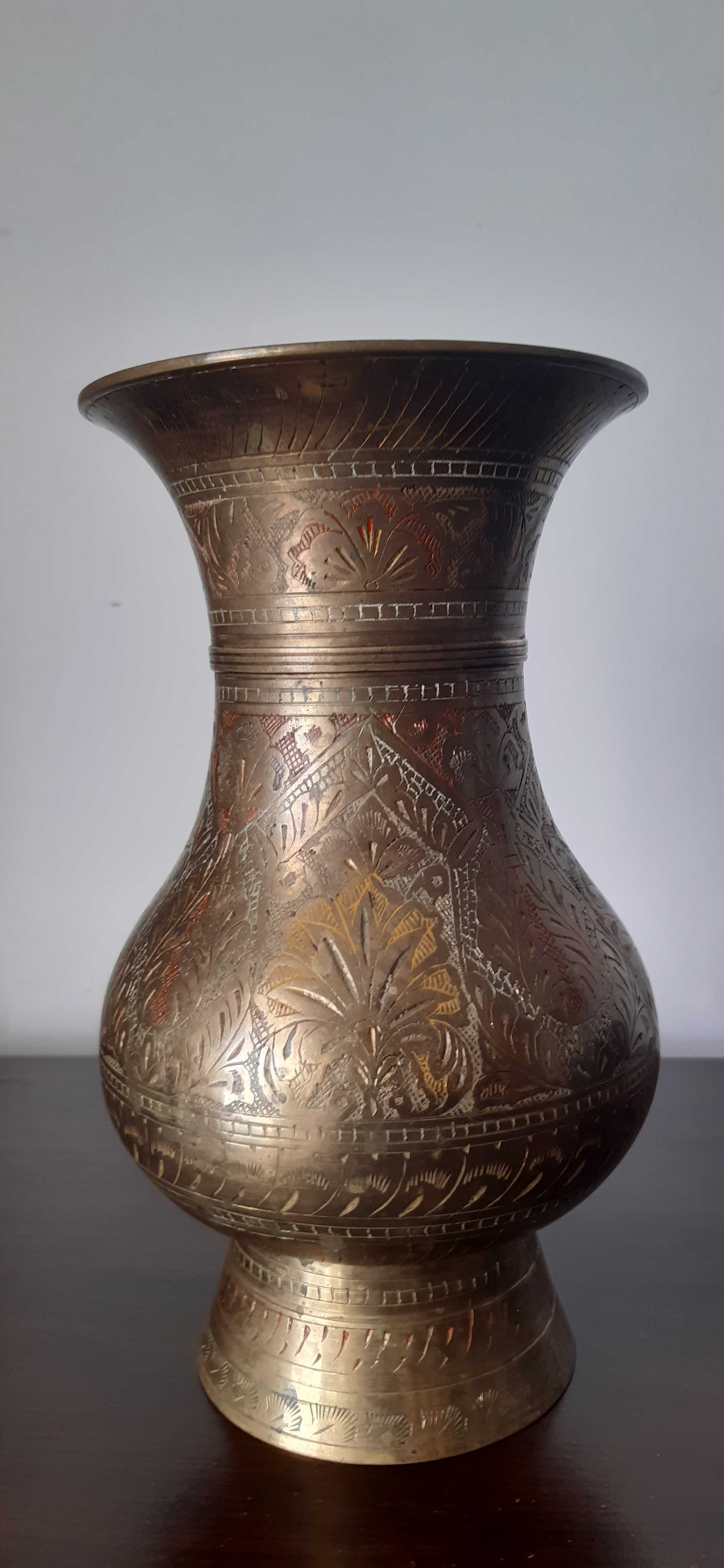 Vază indiană vintage, din alamă, gravată manual cu motive florale