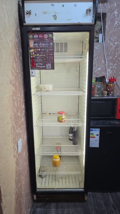 Витринный холодильник. Работает исправно.