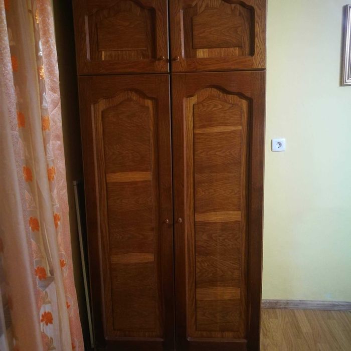 Mobila dormitor  cu pat pe mijloc