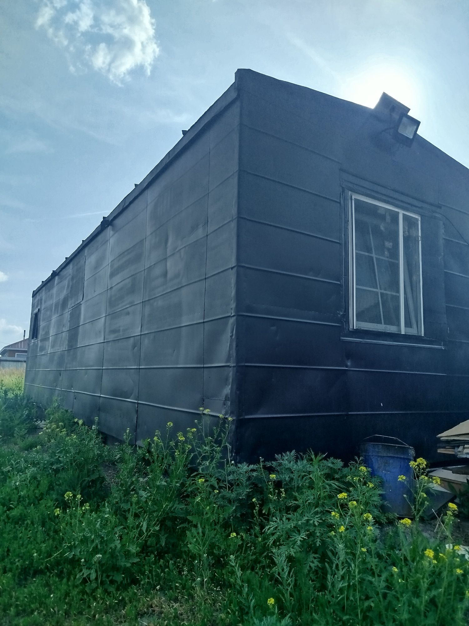 Вагончик солнечными панелями