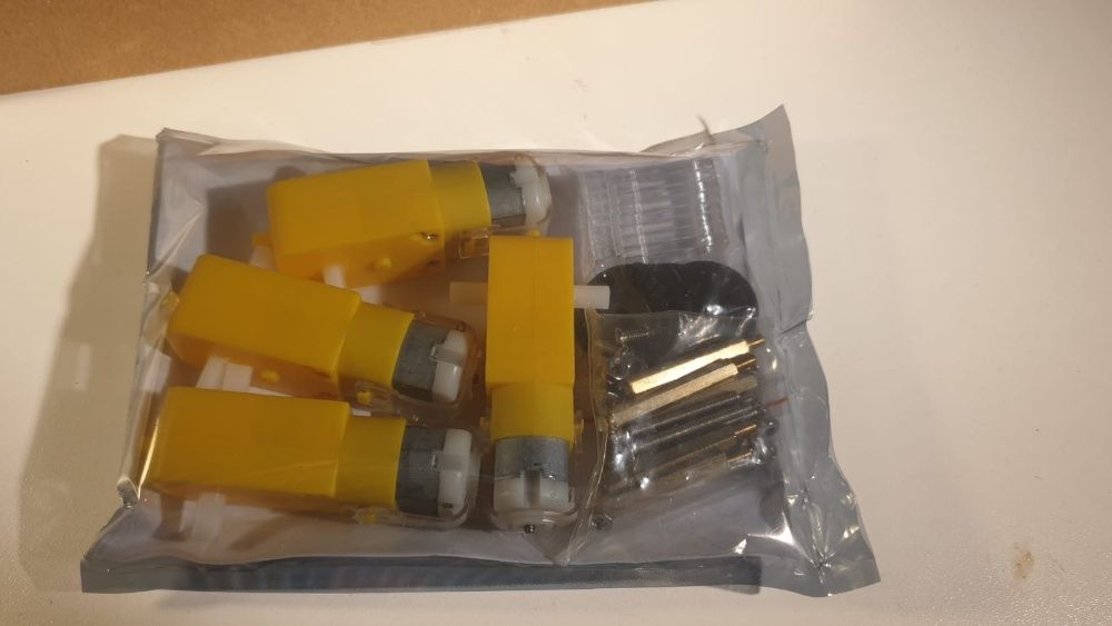 Sasiu arduino 4x4 pentru robti, masini mici, prototiuri