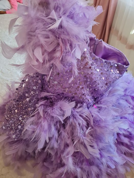 Рокля лилава с естествени пера
