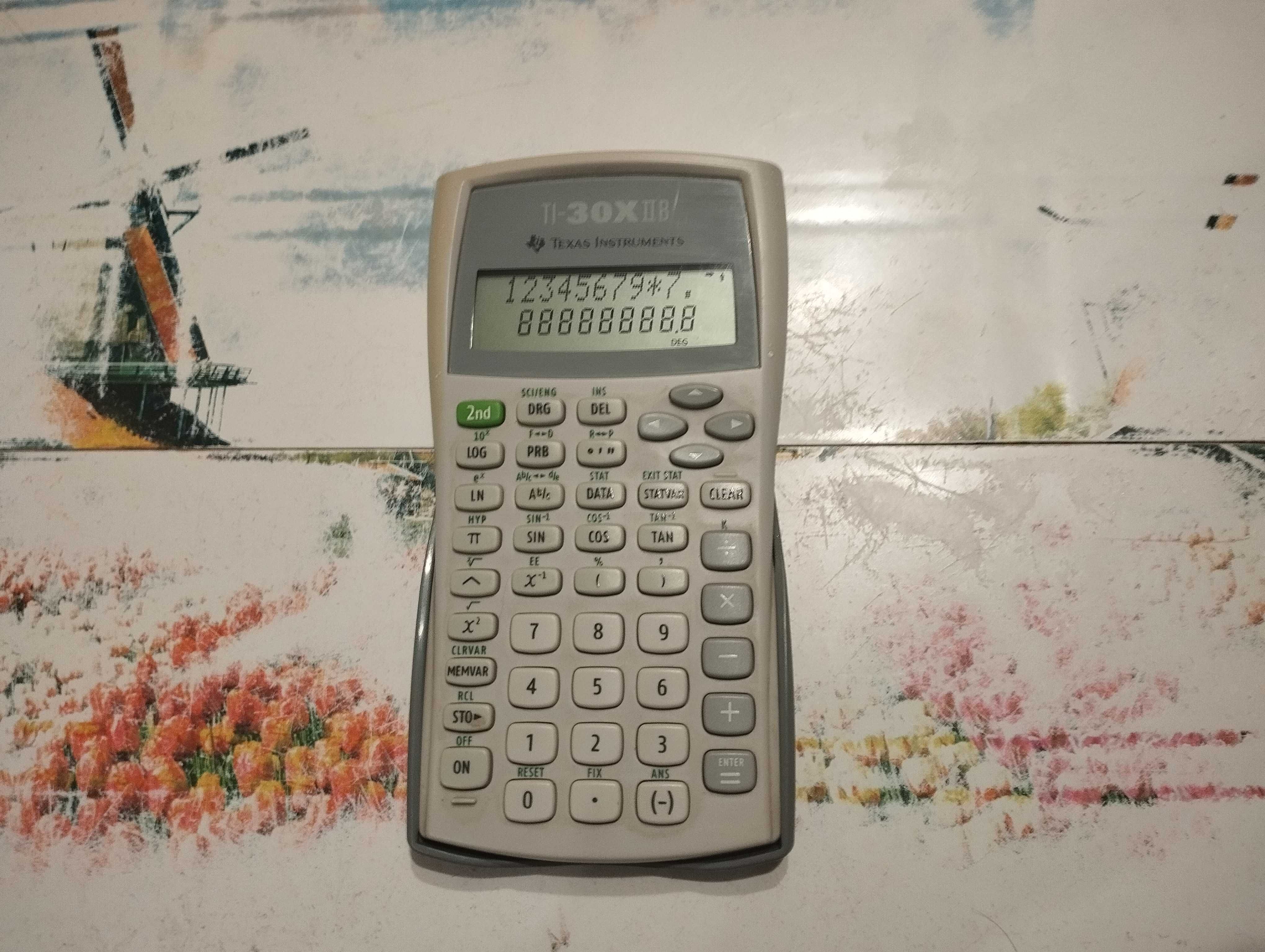 Научен калкулатор Texas Instruments TI-30XIIS, работещ отлично.