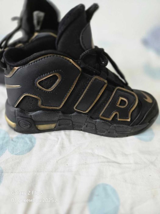 Оригинални Nike Air More Uptempo – НОВИ, размер 31 (1Y), Black/Gold