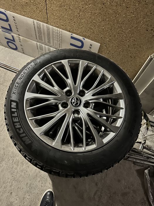 Продаю диски с шинами от Камри