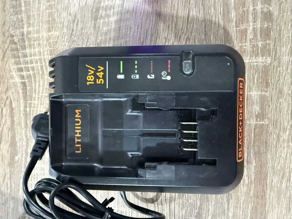 Акумулаторна бормашина винтоверт BLACK+DECKER