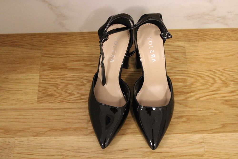 Чисто нови! Лачени обувки на висок ток