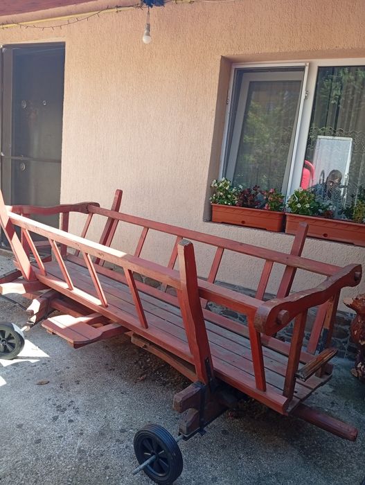 Căruța lemn terasă decorațiuni flori gradina