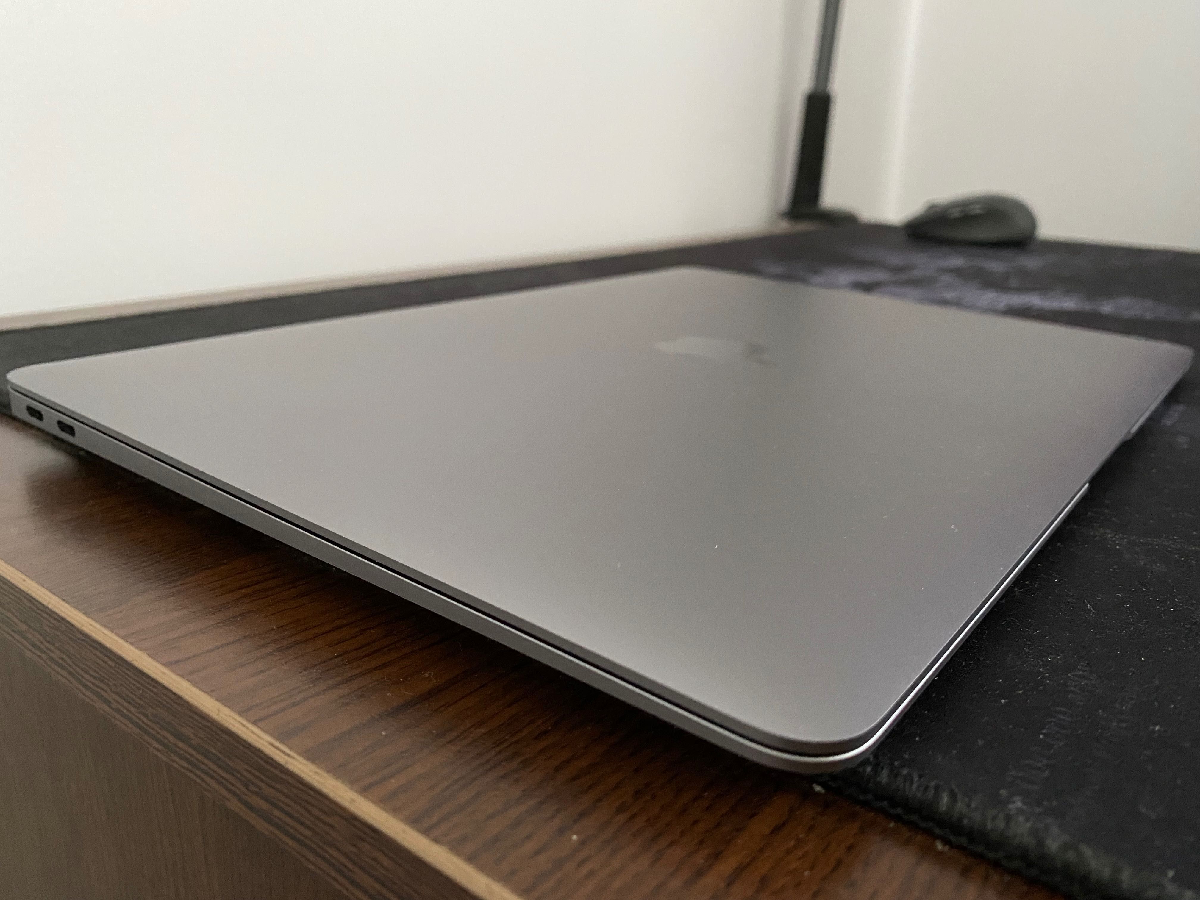 MacBook Air M1 13 inch, 256GB, 8GB RAM – stare foarte buna