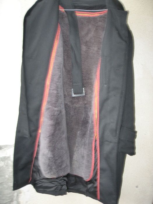 Продавам ново мъжко манто с подплата.