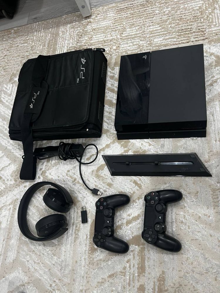 Продается playstation 4 со всеми аксессуарами + 1 игра на выбор