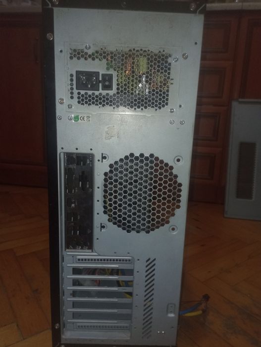 Компютърна кутия/ Сървърна кутия със захранване