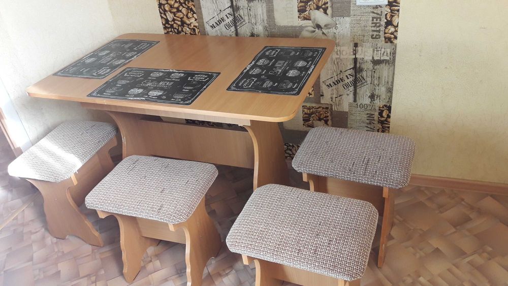 кухонный стол с табуретками