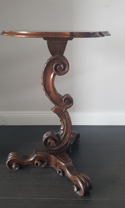 Măsuță veche Art Nouveau din lemn masiv sculptat