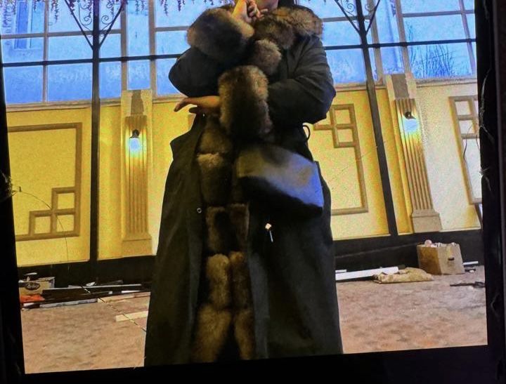 Парка, цвет - хаки, состояние - хороший.