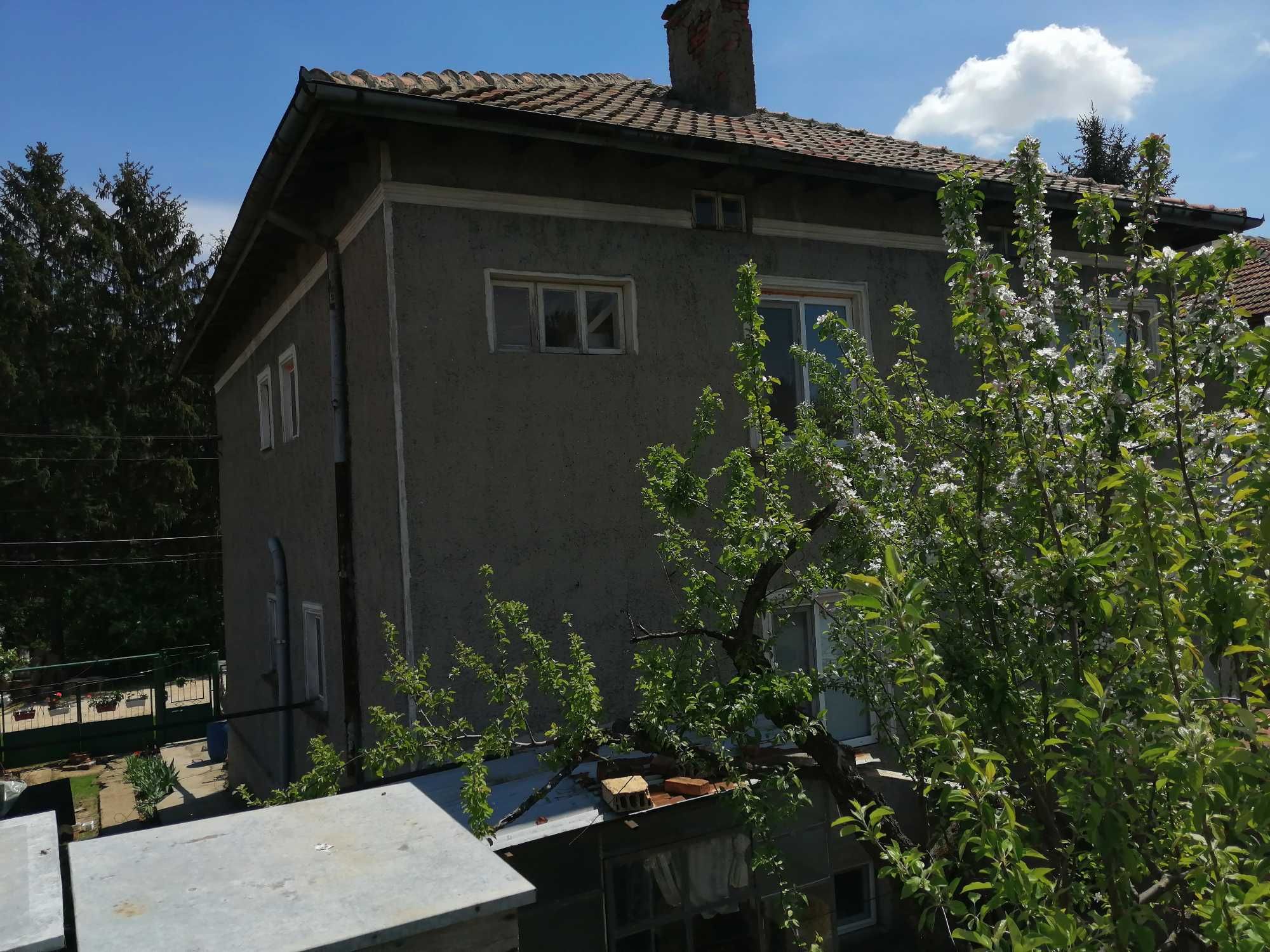 Двуетажна къща плоча-175 кв.м + 28кв.м. голям гараж