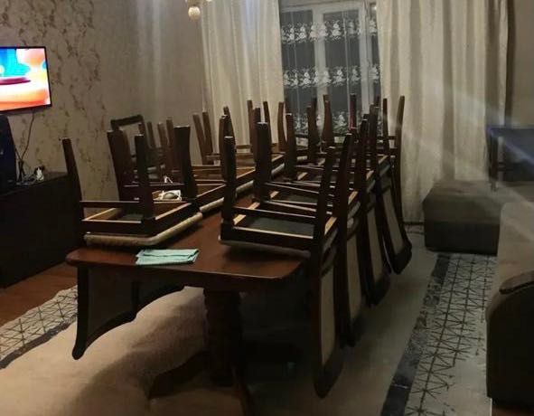 Стол со стулья для гостини