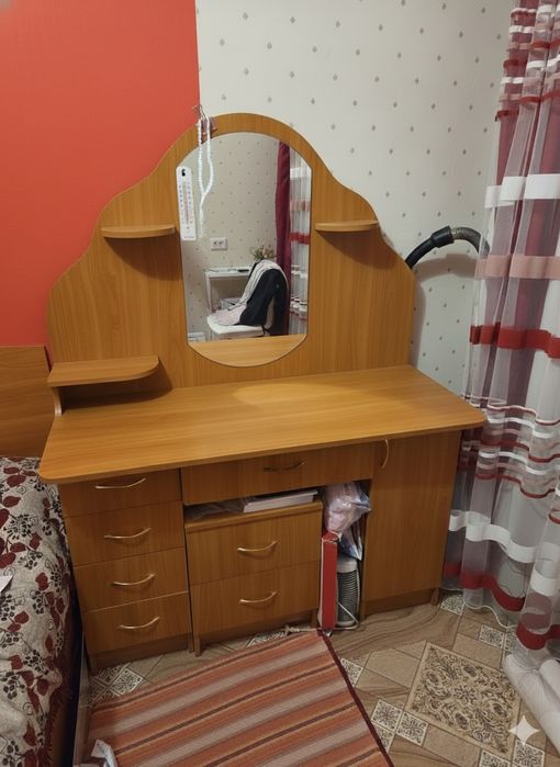 Продам мебель шкаф и женский столик