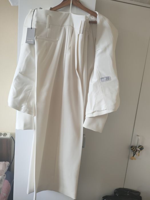Марков дамски бял костюм.