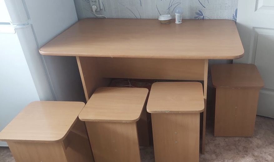 Продам кухонный стол со стульями