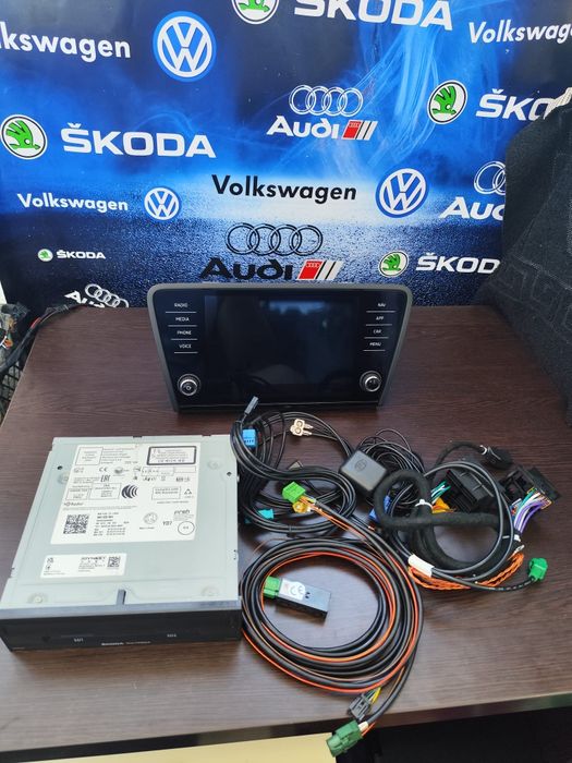 Vând navigație mib2 display+ unitate+ camera oem spate Skoda Carplay A