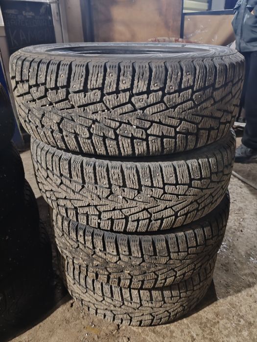Продам зимние шины на шипах б/у размер диаметр 16, ширина 205, высота