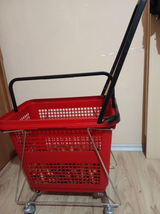 Пластмасова кошница с колела 54 литра, червена а поставка