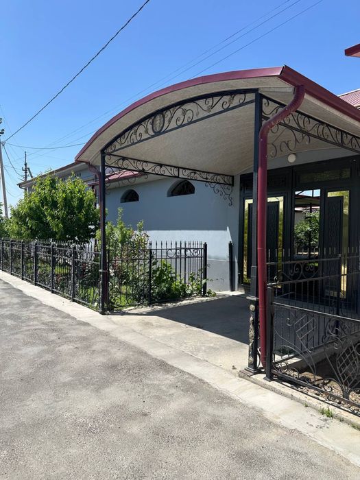 Hovli sotiladi 6 sotix 5 xona