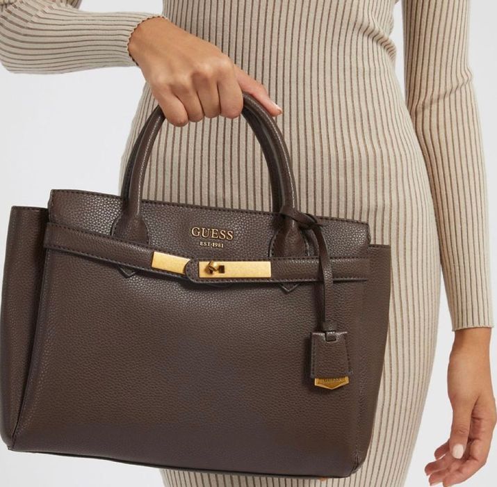 Дамска чанта на Guess