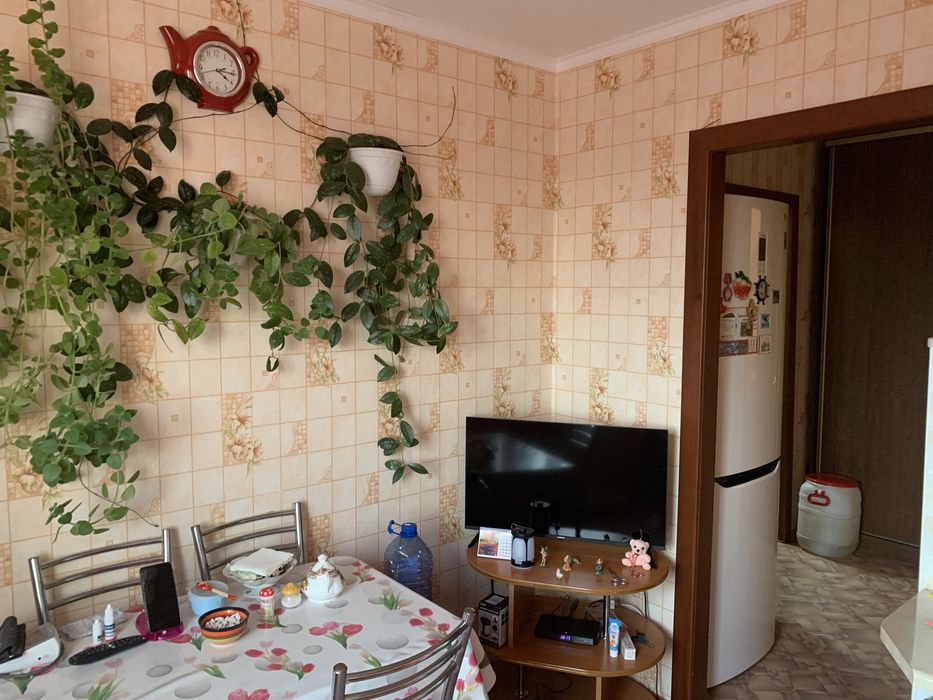 Продам 2-х комнатную , 5/10, 20 мкр.