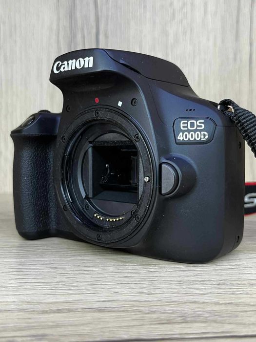 Фотоапарат Canon EOS 4000D + обектив Canon EFS 18-55mm / Перфектен