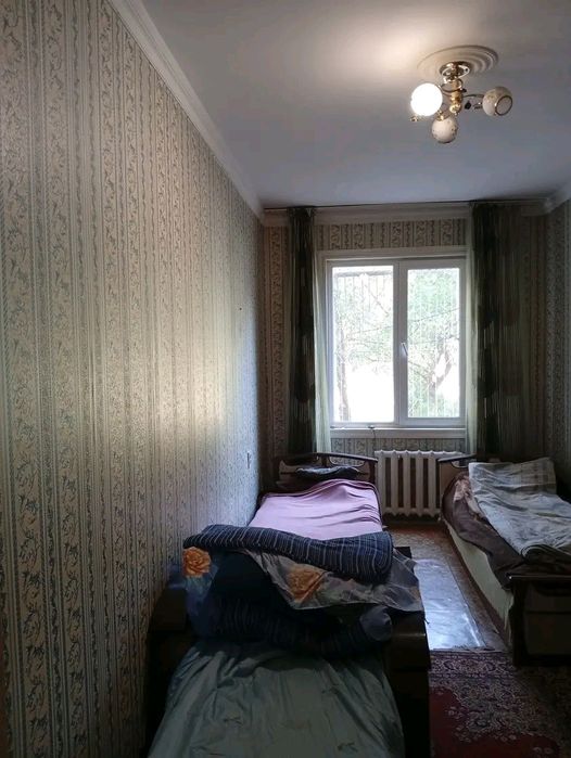 Продается квартира на янги хает,17 КВ 1 этаж 2 км не торцевая