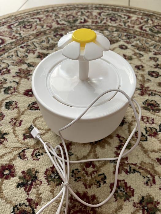 Продам новый питьевой фонтанчик для кошки и игрушку