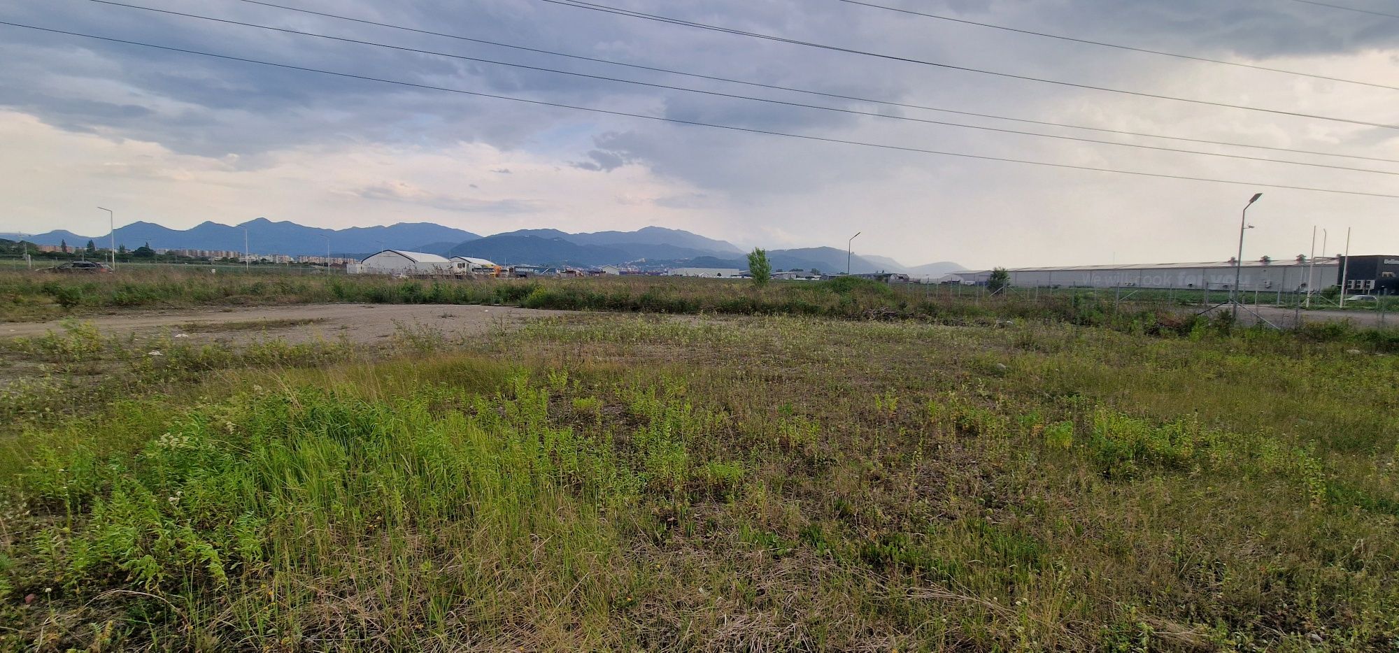 Vând teren 3270 mp ,cu utilitati,pentru constructie hală, intravilan