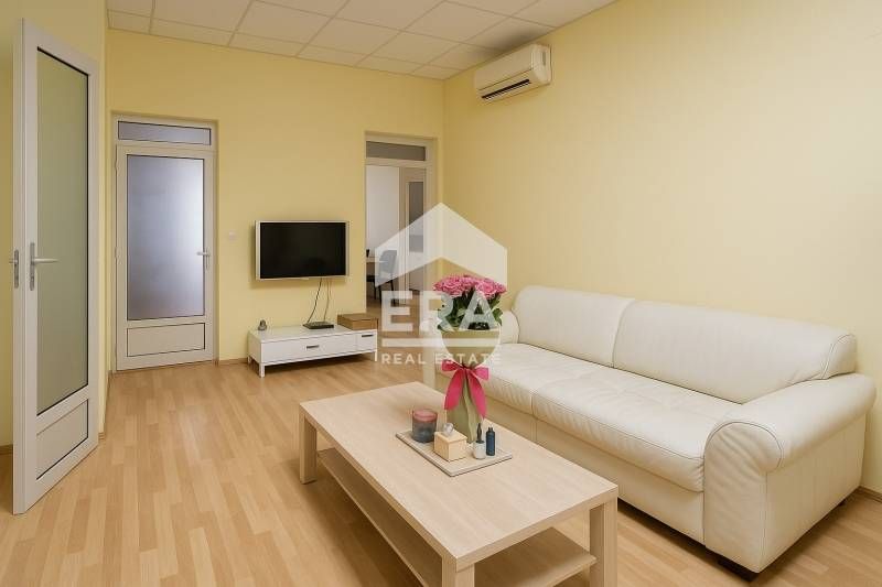 Многостаен апартамент с високи тавани на крачка разстояние от метроста