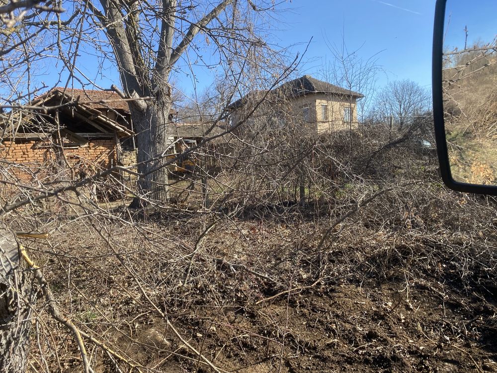 Почистване на градини и парцели с мулчер и дробилка за клони.