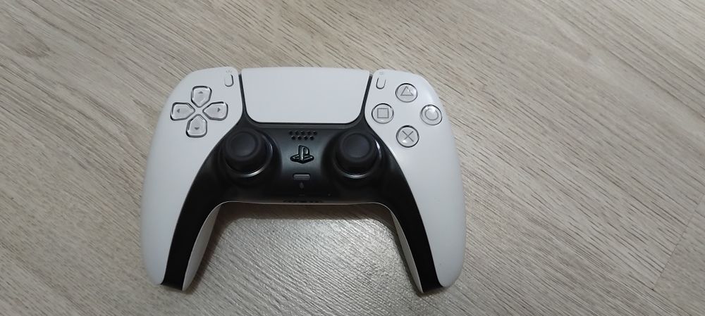 Playstation 5 Slim с 3 игри и постойка за конзолата