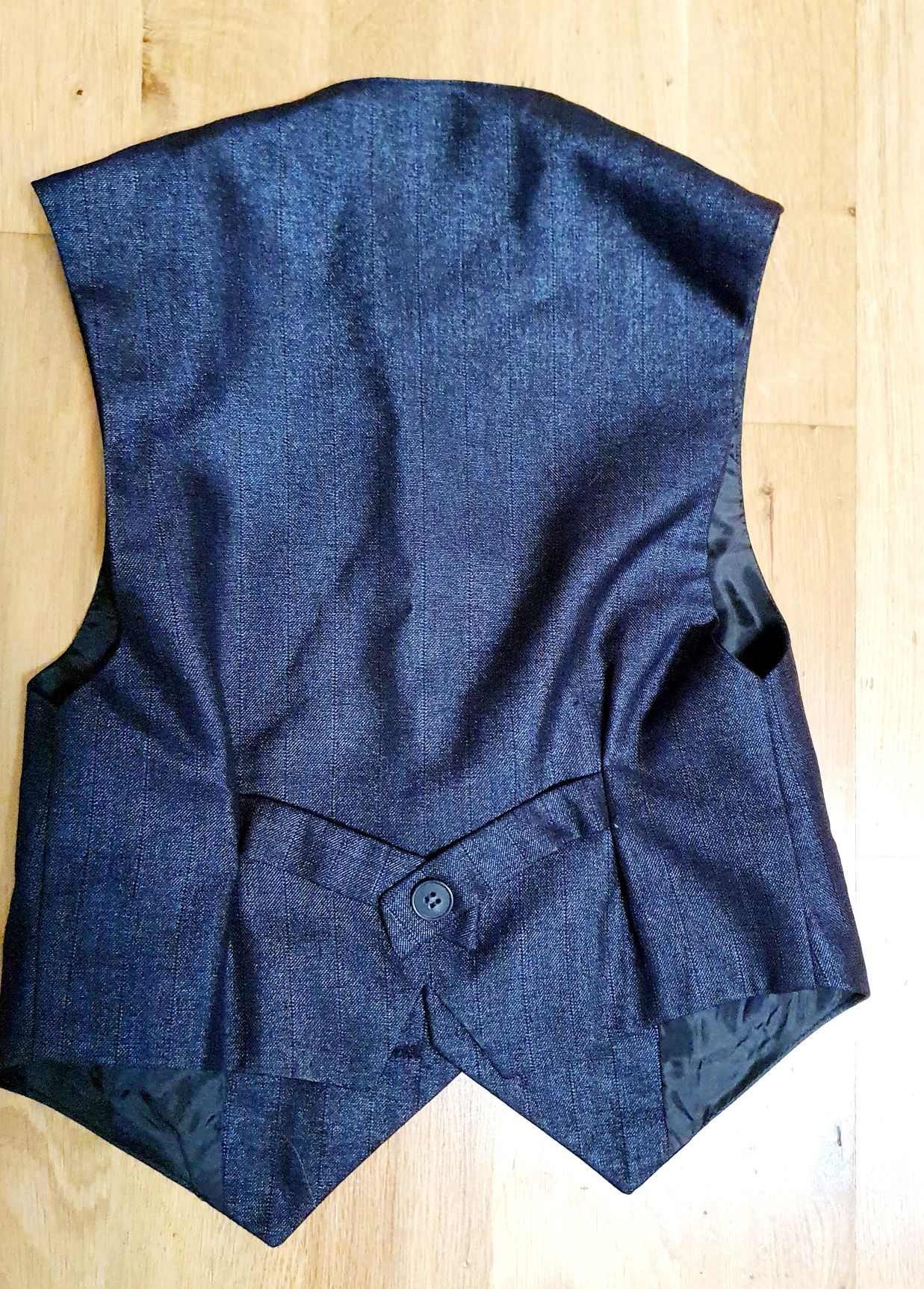 Елегантен комплект елек и панталон за момченце (размер 104 см)