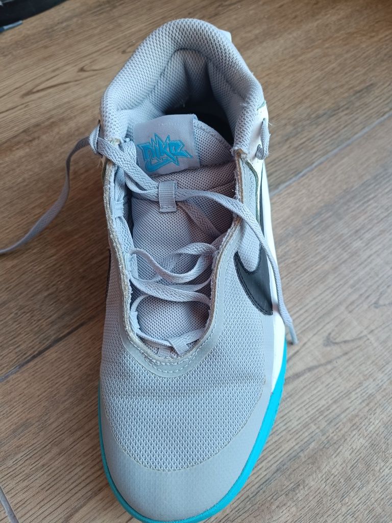 Nike Team Hustle D 10