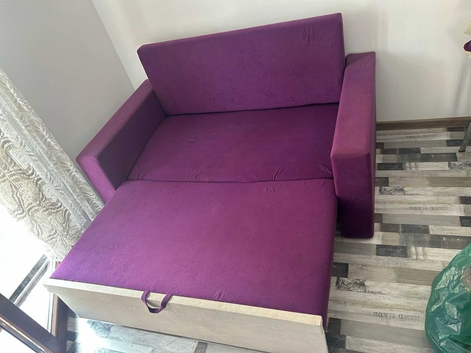 Vand canapea de culoare mov in stare buna