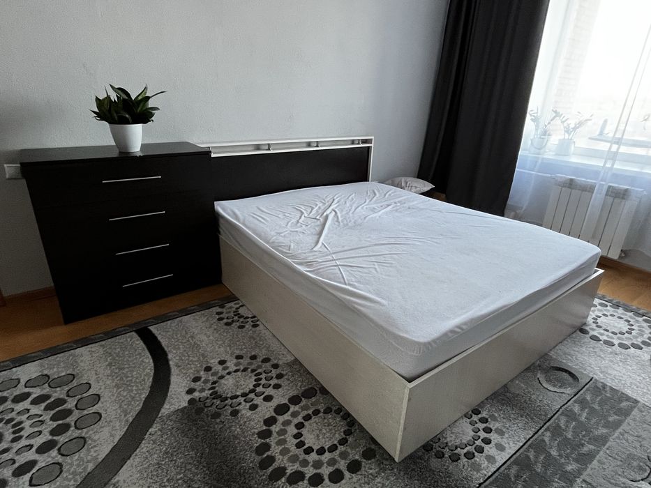Продается кровать 180х200 с отличным матрасом и комодом