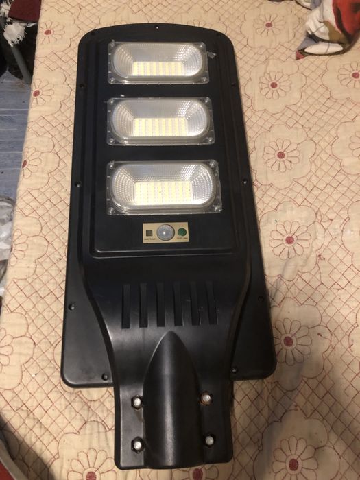 Acesta este un corp de iluminat stradal solar cu LED.