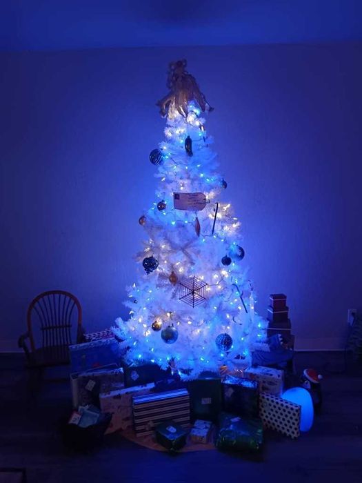 Коледна Снежно бяла или зелена елха с шишарки + пласмасова стойка  ТОП