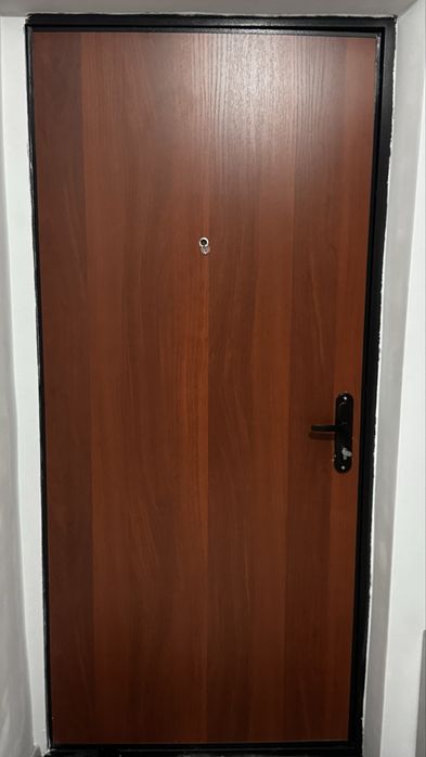 Продам входную железную дверь