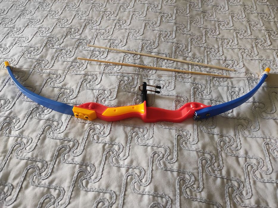 Продаётся лук со стрелками. Одну сторону чинили на стрельбу не влияет.