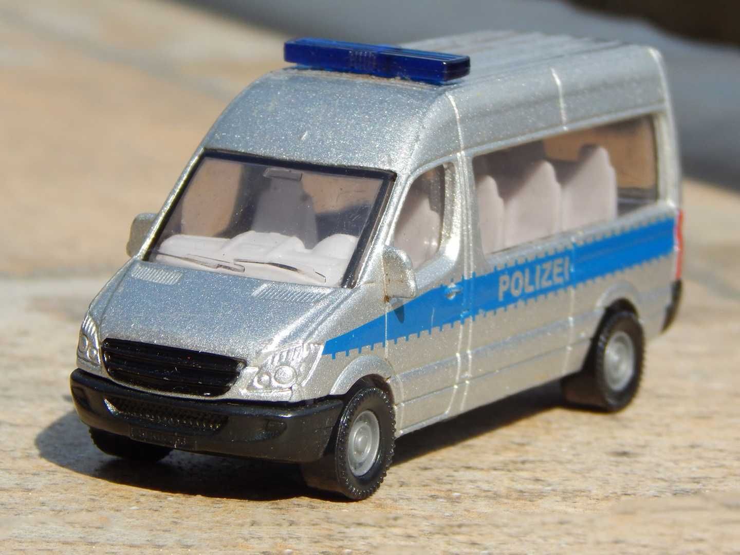 Macheta duba de politie germana Mercedes Sprinter II sc 1:64 Siku