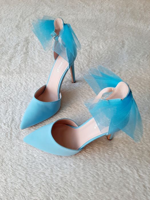 Дамски обувки с панделки.