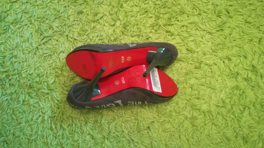 Pantofi de dama cu pietre .