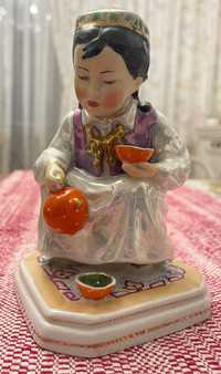 Руска порцеланова статуетка  "Узбекско момиче с чайник"