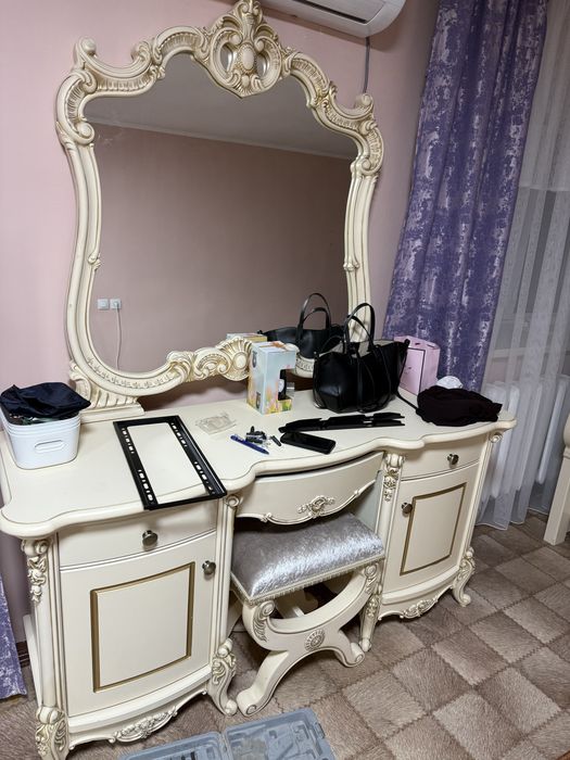 Продается тумба с зеркалом